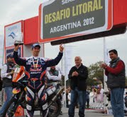 El campeón en motos del Desafío Litoral, Cyril Despres recibe el premio en manos del ministro de Turismo de la Nación, Enrique Meyer y el gobernador del Chaco, Jorge Gapitanich.