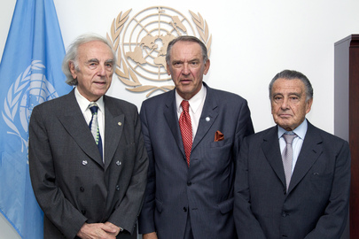 El Vice-Secretario General de las Naciones Unidas Jan Eliasson se reunió, el pasado 9 de agosto, con Eduardo Eurnekian y con Baruch Tenembaum, presidente y creador de la Fundación Raoul Wallenberg, respectivamente. (De izq. a der. Baruj Tenembaum, Jan Eliasson, Eduardo Eurnekian)