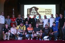 El ministro de Turismo de la Nación, Enrique Meyer y el director del Dakar, Etienne Lavigne junto a los pilotos argentinos que participarán en la edición 2013 del Rally Dakar.
