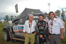 El ministro de Turismo, Enrique Meyer y el coordinador del Dakar, Leonardo Boto, junto al mejor argentino clasificado en el Dakar en la categoría autos, Orly Terranova en el campamento de Salta.