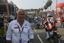 El ministro de Turismo, Enrique Meyer en la rampa de largada del Rally Dakar 2013 en Lima, Perú.
