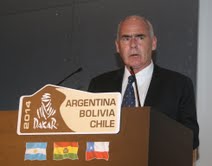 El ministro de Turismo de Argentina, Enrique Meyer, durante el anuncio oficial del Rally Dakar Argentina-Bolivia-Chile 2014 realizado hoy en Paris, Francia.