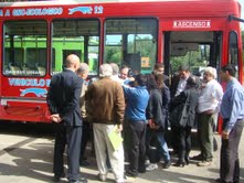 Representantes de Medios locales obteniendo información sobre las caracteristicas del Bus GNC de TATSA.