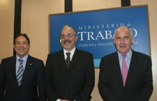 Los ministros de Turismo, Enrique Meyer; y de Trabajo, Carlos Tomada, y el presidente de la Cámara Argentina de Turismo (CAT), Oscar Ghezzi.