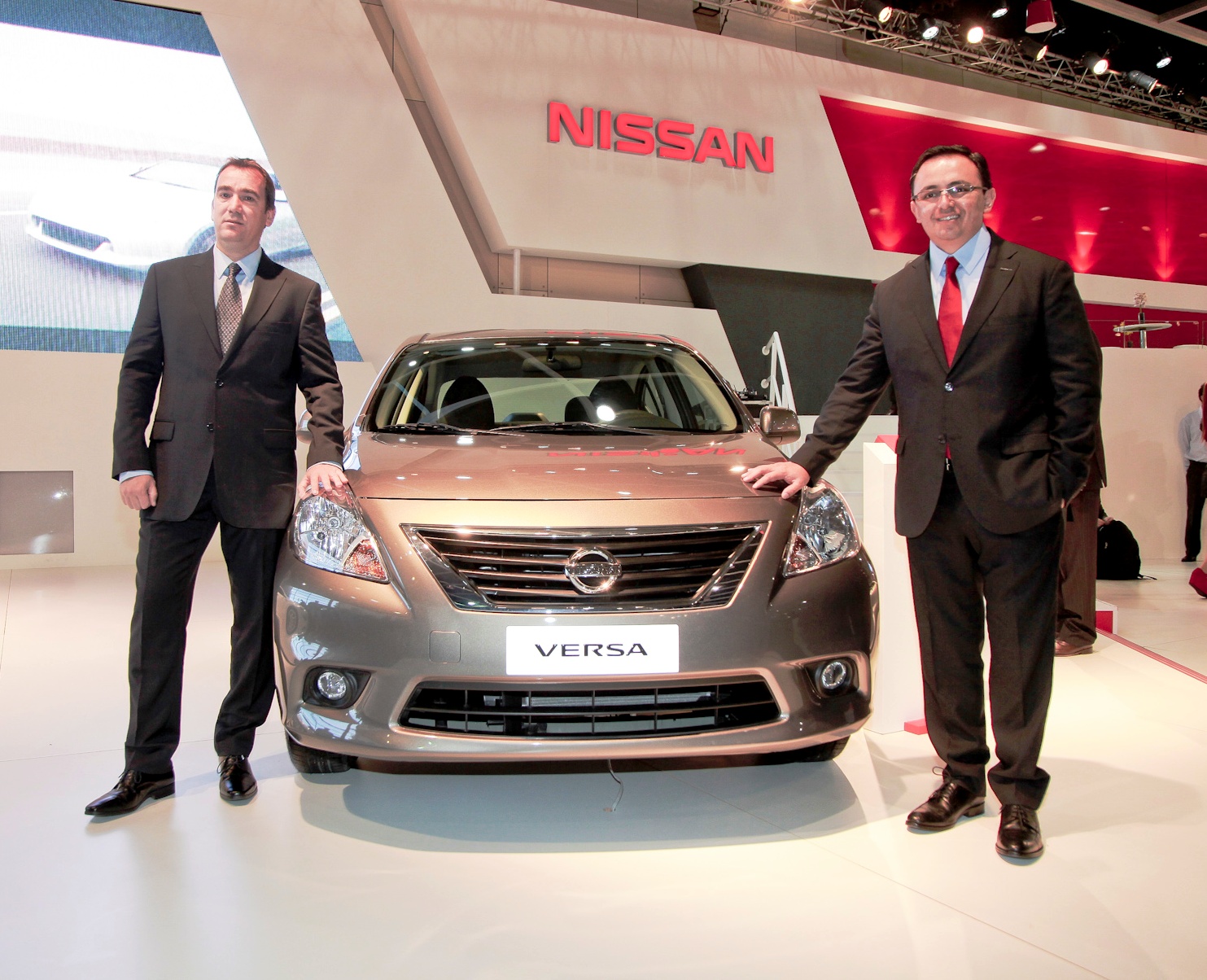 (izq) Omar Daneri – Presidente de Nissan Argentina y (der) José Román - Director General de Nissan Latinoamérica y el Caribe