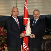 El ministro de Turismo de la Nación, Enrique Meyer, junto al CEO de Turkish Airlines, Temel Kotil.