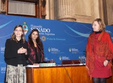 La subsecretaria nacional de Desarrollo Turístico, Valeria Pelliza, recibe el premio al SIET.
