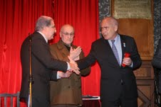 El ministro de Turismo de la Nación, Enrique Meyer, recibió el premio La Orden del Buzón por parte del director del Museo Manoblanca de la Ciudad de Buenos Aires, Gregorio Plotnicki, por su compromiso con la cultura porteña, el tango y el país.