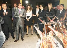El ministro de Turismo de la Nación, Enrique Meyer, junto al gobernador de Mendoza, Francisco Pérez, en el marco del lanzamiento de las Rutas Gastronómicas en la provincia cuyana.
