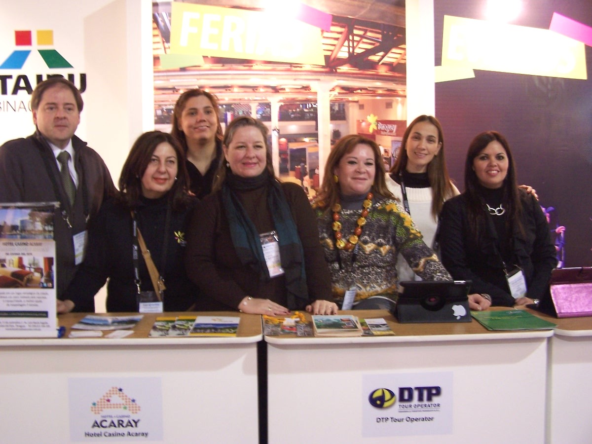 Numerosas consultas y entrega de materiales  en el stand de Paraguay