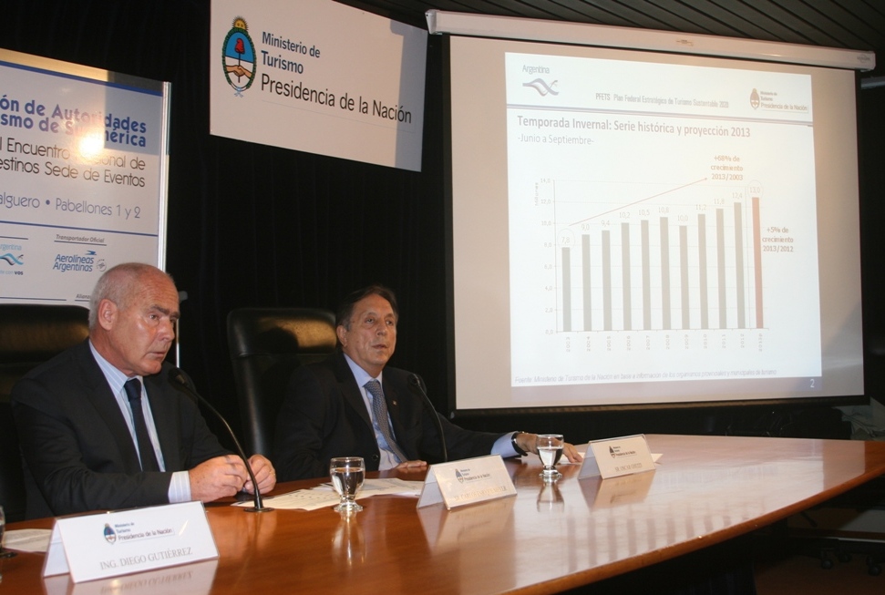 El ministro de Turismo de la Nación, Enrique Meyer junto al presidente de la Cámara Argentina de Turismo, Oscar Ghezzi en el marco de los anuncios de balance de temporada de invierno 2013.