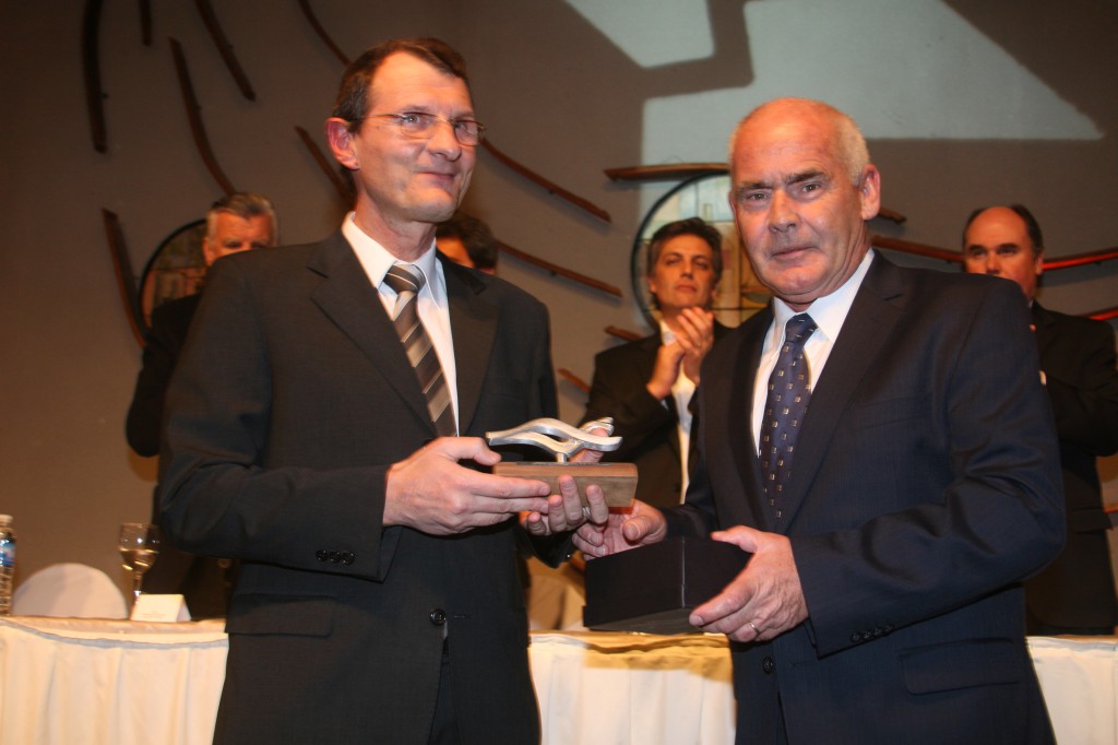 El ministro de Turismo de la Nación, Enrique Meyer hace entrega de la Marca País al presidente de Ansilta, Alberto Graffigna.