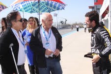 El ministro de Turismo, Enrique Meyer y el presidente de la Cámara Argentina de Turismo, Oscar Ghezzi junto al piloto argentino José María Lopez durante la clasificacion del WTCC en Termas de Río Hondo.