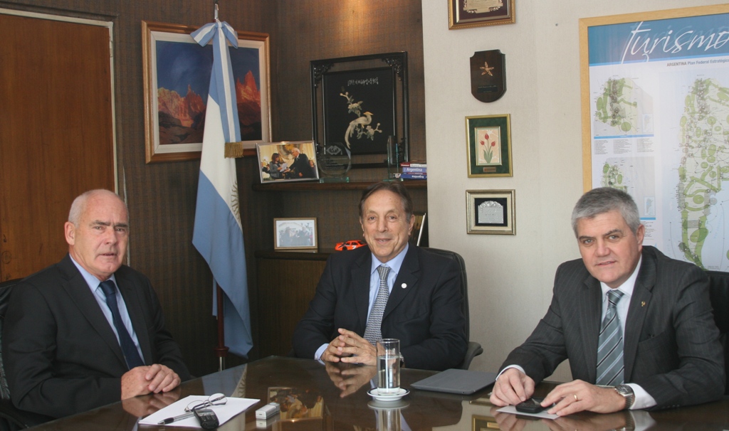 El ministro de Turismo de la Nación, Enrique Meyer, el titular de FEHGRA, Roberto Brunello, y el presidente de la CAT, Oscar Ghezzi.