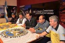 El Piloto Marcelo Alcaráz, el subsecretario Posdeley, el intendente Garay, el presidente de la Federación Misionera de Motociclismo y Karting, Alejandro Godoy