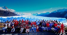 Los pilotos del Campeonato Argentino de Rally posan junto al imponente Glaciar Perito Moreno en el Parque Nacional Los Glaciares en la ciudad de El Calafate, Santa Cruz.