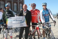 El Ministro de Turismo de la Naciòn, Enrique Meyer durante la visita al Village de la Etapa Argentina By Le Tour de France en Mar del Plata.