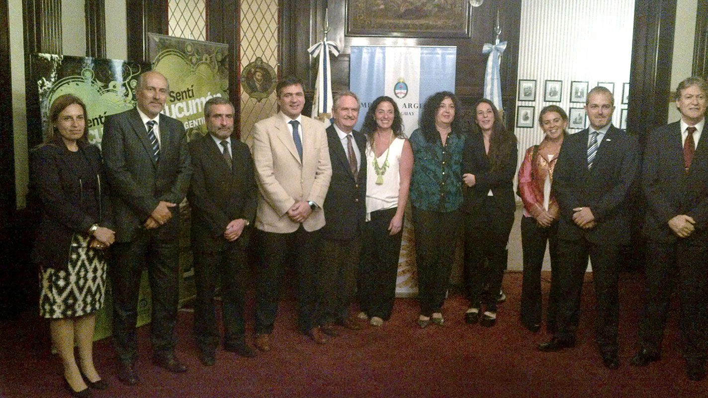 Los empresarios junto a Bernardo Racedo Aragón y las autoridades de la Embajada de Argentina en Montevideo. 