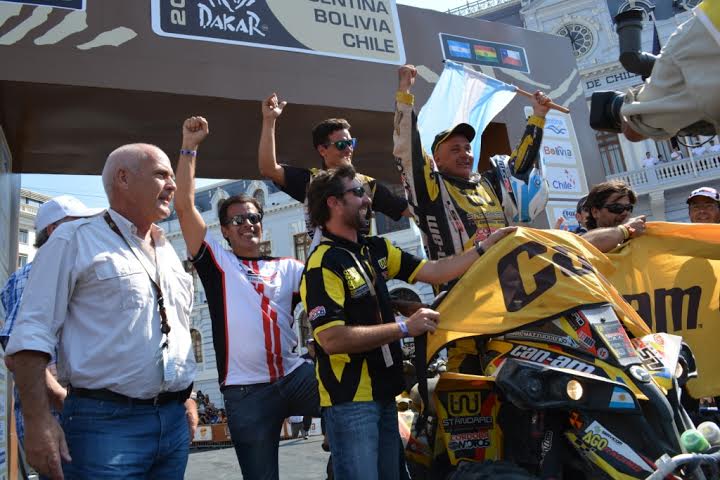 El ministro de Turismo de la Nación, Enrique Meyer, junto al piloto argentino, Daniel Mazzuco, y su equipo en el podio de llegada.