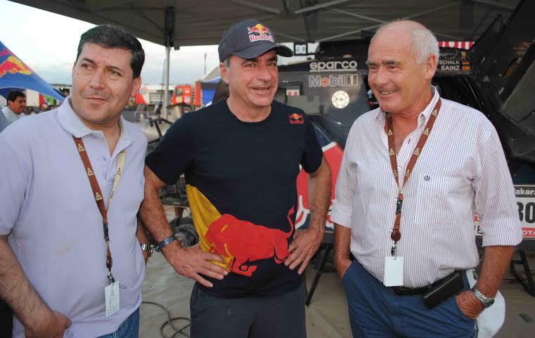 El vicegobernador de la Provincia de La Rioja, Sergio Casas; el piloto español, Carlos Sainz; y el Ministro de Turismo de la Nación, Enrique Meyer.