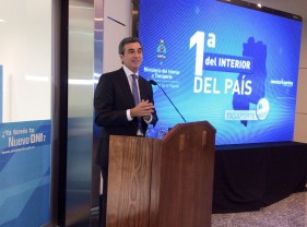 Randazzo inauguró un centro de documentación en el aeropuerto de Mendoza