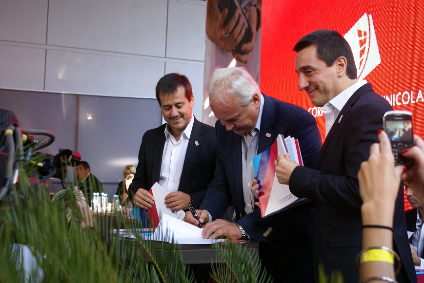 Mariano Recalde, Presidente de Aerolíneas Argentinas; Daniel Aguilera, Secretario de Turismo de la Nación y Javier Espina, Ministro de Turismo de Mendoza, en la firma del convenio de promoción