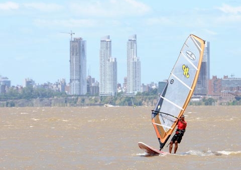 Deportes en aguas del Paraná. Foto: Ente Turístico Rosario