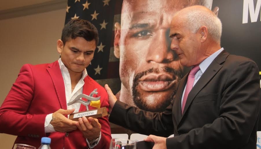 El ministro de Turismo de la Nación, Enrique Meyer, hizo entrega de la Marca País al boxeador argentino, Marcos "Chino Maida", antes de su pelea con Floyd Mayweather en Las Vegas, Estados Unidos.