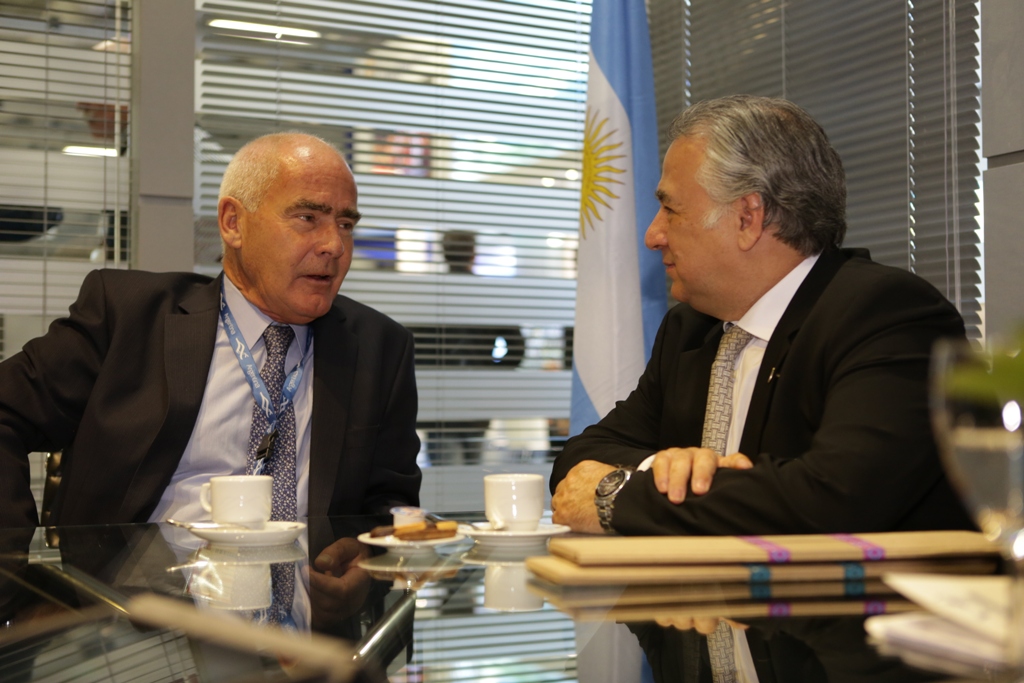 El Ministro de Turismo, Enrique Meyer junto al secretario de Turismo de México, Miguel Torruco Marques, durante el encuentro en ITB 2014