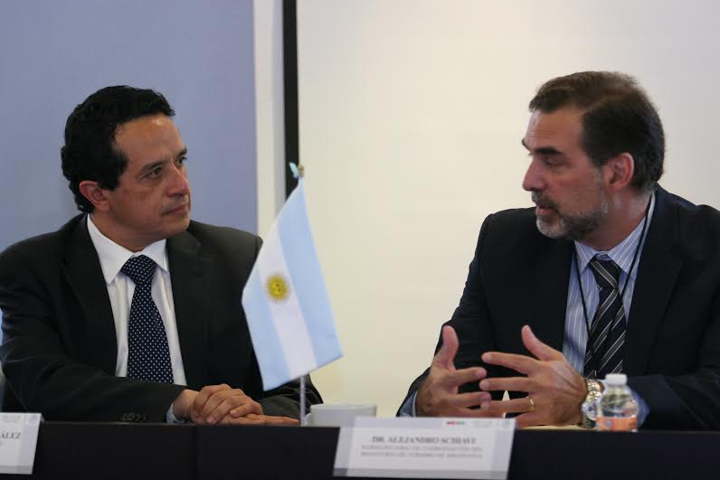 El subsecretario de Coordinación del Ministerio de Turismo de la Nación, Alejandro Schiavi, y subsecretario de Innovación y Desarrollo Turístico de SECTUR México, Carlos Joaquín González.