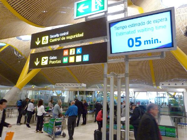 El Aeropuerto de Madrid-Barajas instala pantallas de información con el tiempo de paso estimado por los controles de seguridad