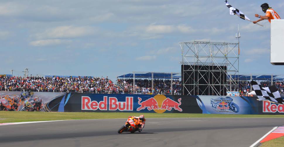 El ganador del GP Red Bull de la República Argentina, Marc Marquez, cruzando la línea de llegada