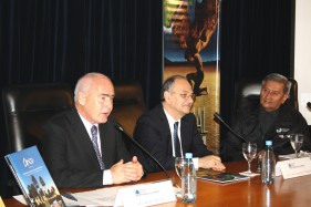 El ministro de Turismo de la Nación, Enrique Meyer, y el gobernador de la provincia del Chaco, Juan Carlos Bacileff Ivanoff, acompañados por el presidente de la Fundación Urunday, Fabriciano Gómez