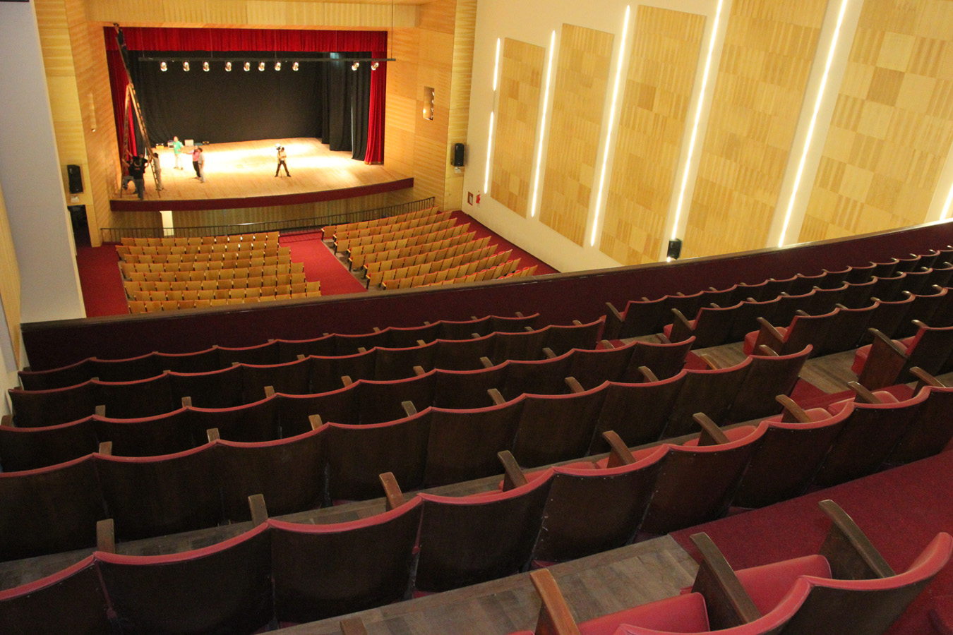 TOTALMENTE NUEVO: El teatro guarda en su interior una lujosa sala con una iluminación y acústica envidiable.