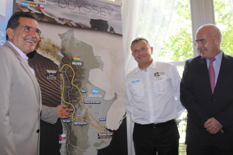 El ministro de Turismo de la Nación, Enrique Meyer junto al gobernador de La Rioja, Luis Beder Herrera y el director del Dakar, Etienne Lavigne, durante el anuncio del Dakar 2015. 