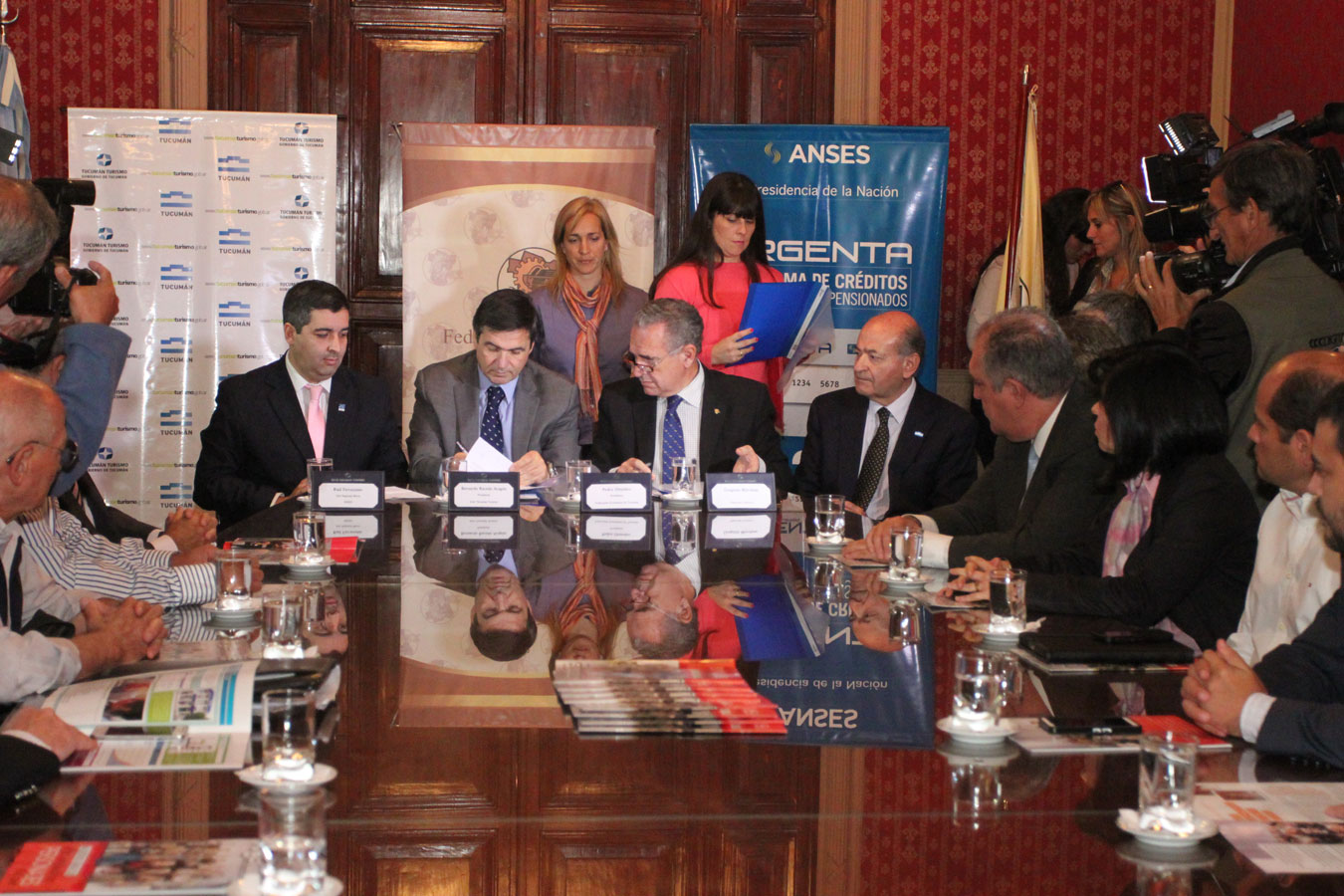 Racedo Aragón firma el convenio junto a la FET y ANSES