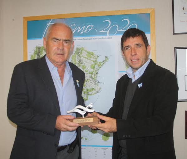  El Ministro de Turismo, Enrique Meyer junto al piloto Juan Manuel Silva, quien exhibe la distinción Marca País.