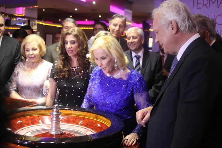  El secretario de Turismo de la Nación junto a los presentes lanzaron la primera bolilla de la temporada en el Casino del Hotel Amerian de la ciudad termal
