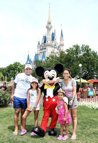 Carlos Tevez, su mujer Vanesa y sus hijas Florencia y Katia junto a Mickey Mouse en el parque Magic Kingdom en Walt Disney World Resort en Florida. 24 de mayo de 2014. Foto de Walt Disney World Resort. 