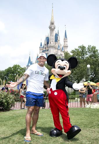 Carlos Tevez posa junto a Mickey Mouse en el parque Magic Kingdom en Walt Disney World Resort  en Florida. 24 de mayo de 2014.