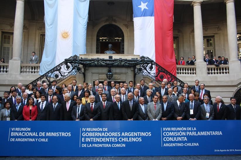 El Ministro de Turismo de la Nación, Enrique Meyer junto a la delegación argentina y chilena en el Palacio San Martín del Ministerio de Relaciones Exteriores y Culto.