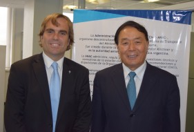 Alejandro Granados y Li Jiaxiang firman convenio de aeronavegabilidad