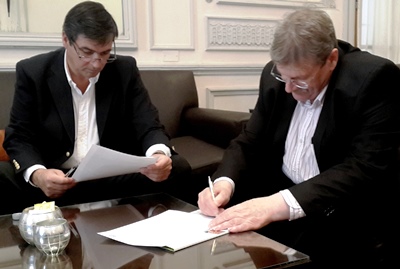 ​Bernardo Racedo Aragón y Hugo Vismara firmando Acta Acuerdo de Cooperación.