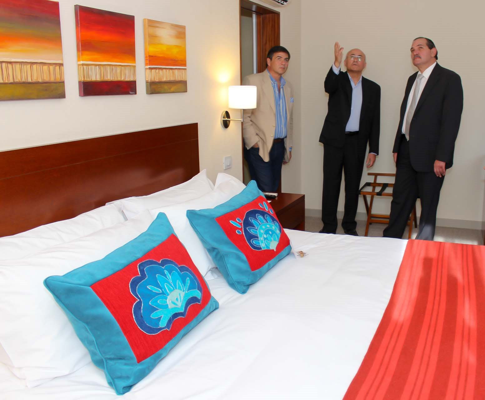 El gobernador José Alperovich recorrió las instalaciones del nuevo hotel Howard Johnson