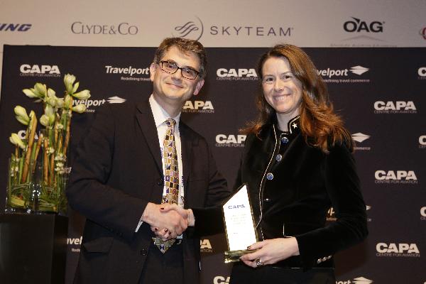 La directora del Aeropuerto Adolfo Suárez Madrid-Barajas, Elena Mayoral, recogió el premio de manos de Jonathan Wober, analista financiero jefe de CAPA.