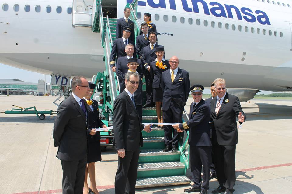 El Embajador de Alemania en Argentina corta la cinta del nuevo Boeing 747-8 en Buenos Aires rodeado por Marek Kuchta y Gabriel Leupold