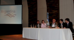 (de izquierda a derecha): el secretario de Política Externa, Matías Sket; la gobernadora de Tierra del Fuego, Fabiana Ríos; el ministro de Turismo de la Nación, Enrique Meyer; y el presidente del Instituto Fueguino de Turismo, Gianfranco Guardamagna.