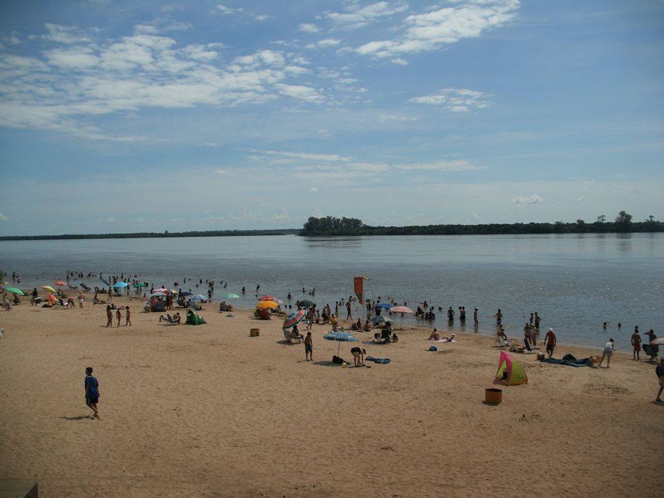 Con la bajante del río las playas se hacen presentes en la ciudad de Colón