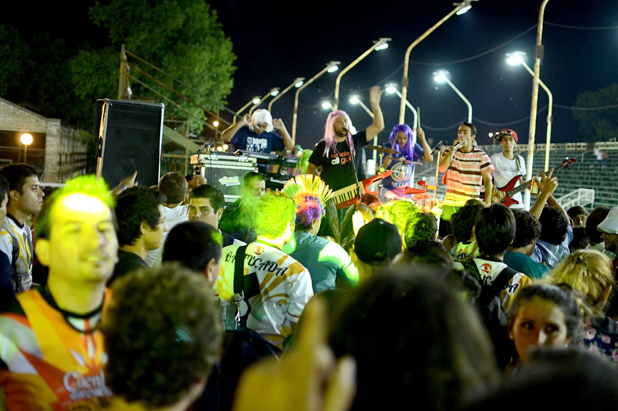 Vicky Xipolitakis se sube a una carroza en el Carnaval de Gualeguaychú