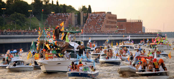 Rosario celebra la creación de la bandera con una gran fiesta en el río, la costa y el cielo